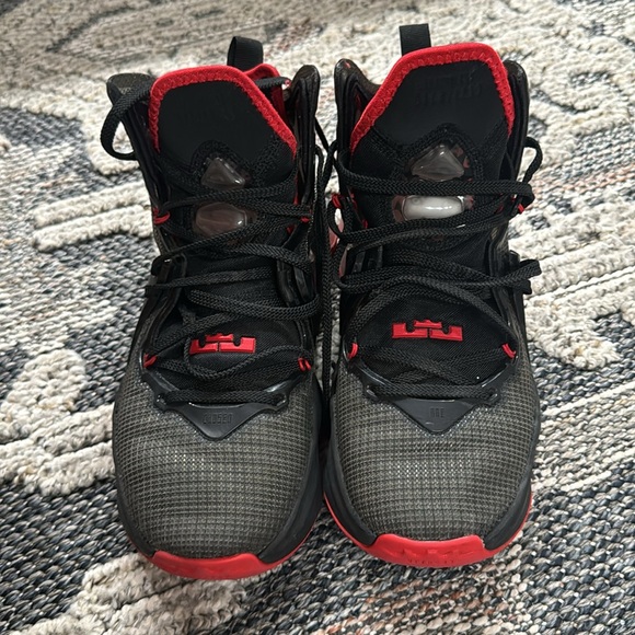 Nike LeBron 19 bred (GS) - Picture 2 of 8